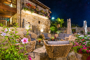 Fotografía nocturna de casa rural en Esposende. Orense. 