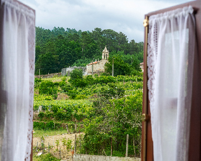 Vistas desde la ventana de una de las habitaciones de la casa rural en Esposende, Orense. Se ve una capilla sobre una colina.