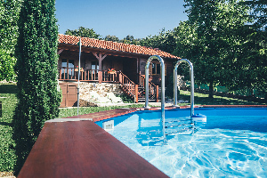 Piscina de la casa vacacional en Samieira. 