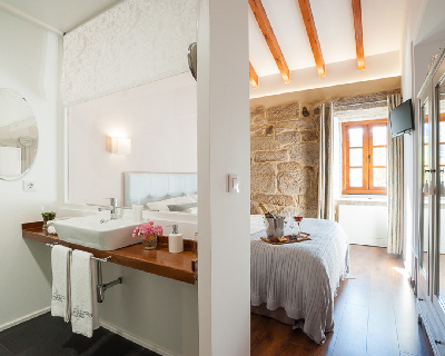 Habitación dividida con baño de la casa rural A Cantaruxa Maruxa en Vila Sobroso. Ponteareas. 