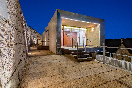 Fotografía de arquitectura del centro social en Cacheiro, Pontevedra. Foto de exterior nocturna.