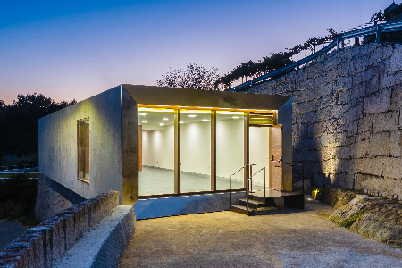 Fotografía de arquitectura del centro social en Cacheiro, Pontevedra. Foto de exterior nocturna.