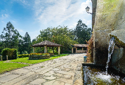 Casa rural en Caldas, Pontevedra fachada exterior. Fuente de agua de piedra.