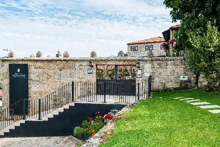 Fachada de entrada, escaleras  y jardín de la casa rural en Esposende. Orense.