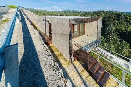 Fotografía de arquitectura del centro social en Cacheiro, Pontevedra. Foto de exterior.