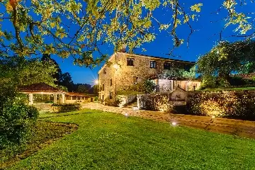 Fotografía de casa rural en Caldas. Foto nocturna con iluminación del jardín. 