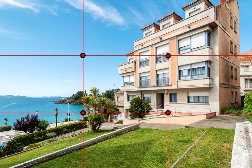 Edificio cerca de la playa ubicado en el tercio vertical derecho de la imagen.
